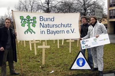Bildnummer: 51028004  Datum: 16.12.2005  Copyright: imago/LindenthalerV.l.n.r.: Martin H?nsel (GER/Stellvertretender Gesch?ftsf?hrer Bund Naturschutz in Bayern e.V.), Anwohner Dieter Janecek (GER/Gr?ne Jugend M?nchen) und Dr. Stefan Taschner (GER/Green City e.V.) posieren vereint mit Transparent anl?sslich der Protestaktion FEINSTAUB - OPFER GEDENKEN! zur Verdeutlichung der Gefahren durch zu hohe Feinstaubbelastung in M?nchen, Personen; 2005, M?nchen, Feinstaubbelastung, Belastung, Feinstaub, Protest, Proteste, Protestaktion, Protestaktionen, Umweltschutz, Umweltsch?tzer, Luftverschmutzung, Umweltverschmutzung, Aktivist, Aktivisten, Bund Naturschutz in Bayern e.V., GreenCity, BN, Naturschutzverein, Naturschutzvereine, Gesch?ftsf?hrung, Demonstrant, Demonstranten, Schriftzug, Transparent, Transparente; , quer, Kbdig, Gruppenbild, Deutschland,  , Gesellschaft / People, B?ndnis90, Die Gr?nen, Politiker, Politik, Lokalpolitik, Vereine, Funktion?re, Vereinsf?hrung-stock-foto