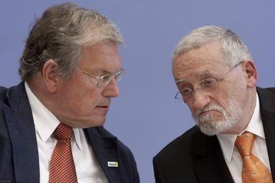 Bildnummer: 53413007  Datum: 23.09.2009  Copyright: imago/Reiner ZensenBerlin, den 23.09.2009 - Bundespressekonferenz Pressekonferenz Umweltverb?nde zur Bundestagswahl Foto: Prof. Dr. Hubert Weiger, links, Vorsitzender von Bund f?r Umwelt und Naturschutz Deutschland (BUND), und Hubert Weinzierl, Pr?sident Deutscher Naturschutzring (DNR). People Umweltverband Pressetermin PK kbdig xsk 2009 quer PolitikBildnummer 53413007 Date 23 09 2009 Copyright Imago Reiner Zensen Berlin the 23 09 2009 Federal press conference Press conference Environmental organisations to Federal election Photo Prof Dr Hubert Weiger left Chairman from Confederation for Environment and Nature conservation Germany Confederation and Hubert Weinzierl President German Nature protection ring DNR Celebrities Environmental Association Press call press conference Kbdig xSK 2009 horizontal politics-stock-photo