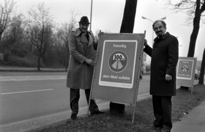 Helmut Steininger li Bund Naturschutz und Dr R?diger Schweikl Umweltschutzreferent stellen Te-stock-foto