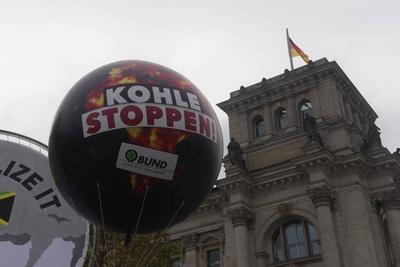 Der BUND Bund f?r Umwelt und Naturschutz Deutschland demonstriert mit einem gro?en Ballon vor dem-stock-foto