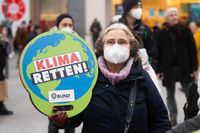 Fridays for Future Demonstration M?nchen Teilnehmer*in mit Schild Klima Retten. Am 3. Dezember 2021 fand in M?nchen, wie-stock-foto