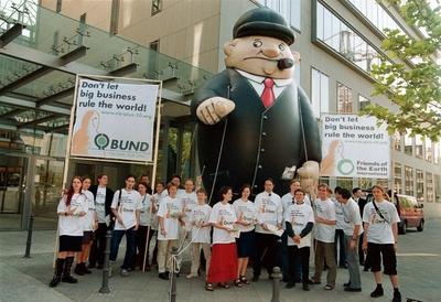 BUND gegen Konzernriesen Anlaesslich der Konferenz Committed to Sustainability von Weltbank Bundesv-stock-foto