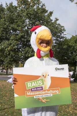 Raus aus der Massentierhaltung Deutschland Berlin 13 10 2017 BUND Umweltaktivisten demonstrieren-stock-foto