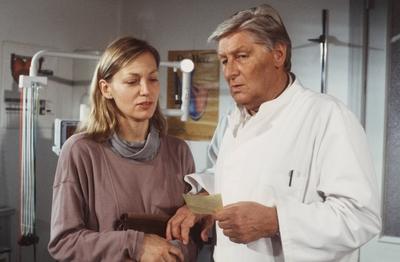 Praxis B?lowbogen , ARD G?nter Pfitzmann mit Constanze Engelbrecht 12/93 ker TV-Produktion Fernsehen Serie Schauspiel S-stock-foto