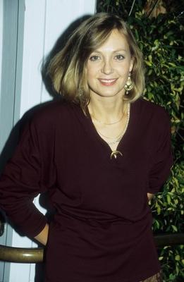 Constanze Engelbrecht 10/93 k?ck hoch halb stehend seri?s Kleid rot Schmuck Ohrring Kette Frau Fernsehen Schauspiel Fil-stock-foto