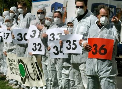 Berlin Feinstaub Umweltgift Feinstaub Mitglieder der Umweltorganisation Bund fuer Umwelt und Natursc-stock-foto