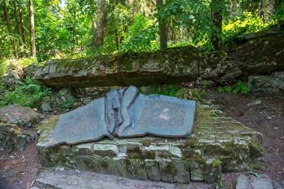 Die Gedenktafel auf der Wolfsschanze in Gierloz (Goerlitz) bei Rastenburg (Polen), dem Hauptquartier von Adolf Hitler, e-stock-photo