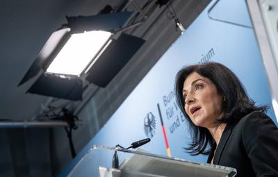 ?bergabe aktueller OECD-Wirtschaftsbericht an Bundeswirtschaftsministerin in Berlin --stock-foto