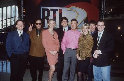 Bildnummer: 56769107  Datum: 01.03.1993  Copyright: imago/teutopressGerhard Zeiler mit RTL 2-Team 03/93 rb quer halb stehend leger fr?hlich People Shooting x0x xkg 1993 quer  56769107 Date 01 03 1993 Copyright Imago teutopress Gerhard Zeiler with RTL 2 Team 03 93 RB horizontal half standing casual cheerful Celebrities Shooting x0x xkg 1993 horizontal-stock-foto