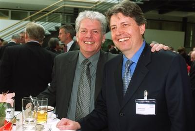 Bildnummer: 56930889  Datum: 12.02.2003  Copyright: imago/teutopressThomas M. Stein (li.) mit Gerhard Zeiler 02/03 thg Mann Medien Management Manager Unternehmen Bertelsmann Sender TV Fernsehen RTL seri?s Jackett Hemd Krawatte stehend Saal halb quer sprechend Gespr?ch l?chelnd umarmend Kolloquium anl?sslich der Pr?sentation des neuen Buches von R.Mohn Veranstaltung Konferenz Pressekonferenz Buchpr?sentation Buch Die gesellschaftliche Verantwortung des Unternehmers Bertelsmann Stiftung Fototermin am 12.02.2003 in G?tersloh People x0x xkg 2003 quer  56930889 Date 12 02 2003 Copyright Imago  Thomas M Stone left with Gerhard Zeiler 02 03 THG Man Media Management Manager Companies Bertelsmann Stations TV Television RTL seriously Jacket Shirt Tie standing Room half horizontal Spoken Conversation smiling embracing Colloquium during the Presentation the New Book from r Mohn Event Conference Press conference Book presentation Book the society Responsibility the Entrepreneur Bertelsmann Foundation Photo call at 12 02 2003 in G?tersloh Celebrities x0x xkg 2003 horizontal-stock-foto