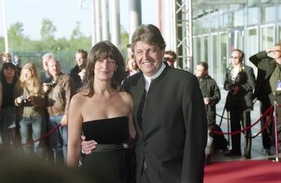 Bildnummer: 56959842  Datum: 09.10.2004  Copyright: imago/teutopressGerhard Zeiler mit Ehefrau Amanda 09/04 thg Mann TV Fernsehen Management Medien Medienmanager Manager Gesch?ftsf?hrer RTL Gesch?ftsf?hrung F?hrung Leitung Sender RTL Television GmbH festlich Abendkleid Kleid schulterfrei halb quer Teppich rot drau?en stehend posierend l?chelnd umarmend Fototermin Der Deutsche Fernsehpreis Deutscher Fernsehpreis am 09.10.2004 People x0x xkg 2004 quer  56959842 Date 09 10 2004 Copyright Imago  Gerhard Zeiler with Wife Amanda 09 04 THG Man TV Television Management Media Media Manager Manager manager RTL Management Leadership Line Stations RTL Television GmbH festive Evening dress Dress schulterfrei half horizontal Carpet Red outside standing posing smiling embracing Photo call the German Television German Television at 09 10 2004 Celebrities x0x xkg 2004 horizontal-stock-foto