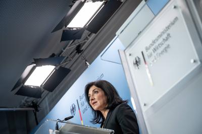 ?bergabe aktueller OECD-Wirtschaftsbericht an Bundeswirtschaftsministerin in Berlin --stock-foto
