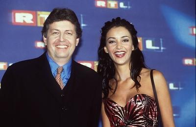 Bildnummer: 56896448  Datum: 01.09.1999  Copyright: imago/teutopressGerhard Zeiler mit Verona Feldbusch 09/99 pp TV Fernsehen Management Gesch?ftsf?hrung RTL Medien Gesch?ftsf?hrer RTL dunkelhaarig PK Pressekonferenz stehend angelehnt Logo RTL Jahres-Pressekonferenz halb quer l?chelnd People C xcb x0x 1999 quer  Pooth 56896448 Date 01 09 1999 Copyright Imago  Gerhard Zeiler with Verona Feldbusch 09 99 PP TV Television Management Management RTL Media manager RTL dark haired press conference Press conference standing relationship emblem RTL Year Press conference half horizontal smiling Celebrities C  x0x 1999 horizontal Pooth-stock-photo