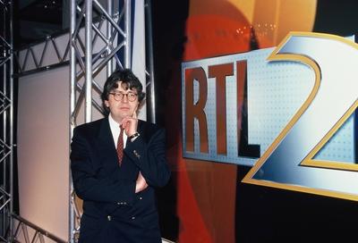 Der Medien Manager Gerhard Zeiler posiert als neuer Gesch?ftsf?hrer im Jahre 1991 vor dem Logo von R-stock-foto