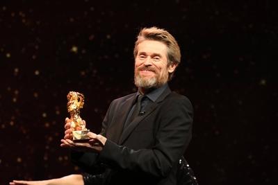 Willem Dafoe erh?lt den Goldenen Ehrenb?r auf der 68. Berlinale am 20.02.2018 in Berlin Willem Dafoe erh?lt den Goldene-stock-photo
