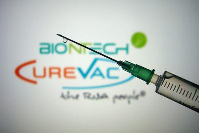 ARCHIVFOTO: Curevac verklagt Biontech. Themenbild,Symbolfoto:Corona Impfstoff. Eine Hand in Gummihandschuhe gehuellt hae-stock-foto