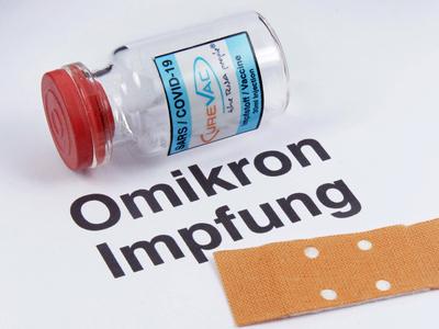 Symbolbild -Schriftzug Omikron Schriftzug. Omikron-Impfung *** Symbol image lettering Omikron lettering Omikron vaccinat-stock-foto