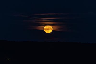 Erdbeermond ?ber dem Rheinland-stock-foto