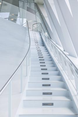 Treppen im Automobilmuseum MercedesBenz Museum in Stuttgart. // 28.05.2025. Stuttgart, Baden-Württemberg, Deutschland *-stock-foto