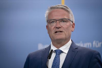 Mathias Cormann, ?bergabe Wirtschaftsbericht-stock-foto