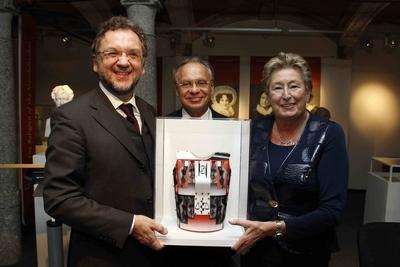 Bildnummer: 56534516  Datum: 24.11.2011  Copyright: imago/Wiegand WagnerVerleihung des Maria-Otto-Preises am Donnerstag (24.11.2011) in Berlin an Renate Damm mit Prof. Dr. Wolfgang Ewer (Vorsitzender DAV Deutscher Anwalt Verein) und Prof. Dr. Heribert Prantl (Laudator und Chefredaktion S?ddeutsche Zeitung) . Kultur Entertainment People Maria Otto Preis xcb x1x 2011 quer 56534516 Date 24 11 2011 Copyright Imago Wiegand Wagner award Ceremony the Mary Otto Price at Thursday 24 11 2011 in Berlin to Renate Dam with Prof Dr Wolfgang Ewer Chairman DAV German Lawyer Club and Prof Dr Heribert Prantl Laudator and Editor in chief S?ddeutsche Newspaper Culture Entertainment Celebrities Mary Otto Prize  x1x 2011 horizontal-stock-foto