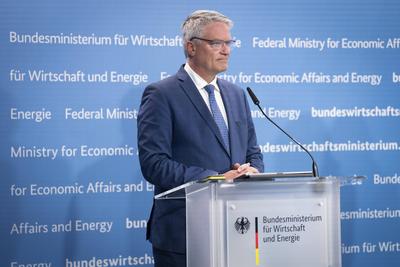 Mathias Cormann, ?bergabe Wirtschaftsbericht-stock-foto