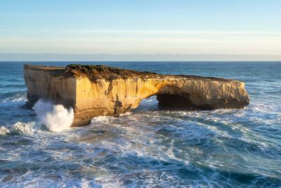 Sonnenuntergang an der London Bridge, Zw?lf Apostel, Great Ocean Road, Australien-stock-foto
