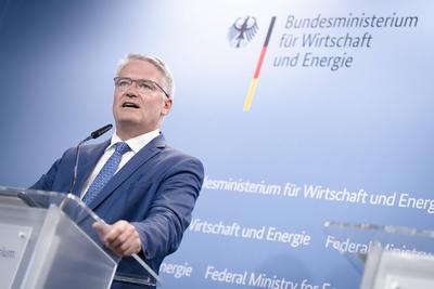 Mathias Cormann, ?bergabe Wirtschaftsbericht-stock-foto