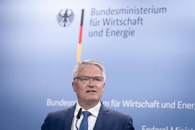Mathias Cormann, ?bergabe Wirtschaftsbericht-stock-foto