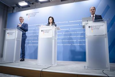 Katherina Reiche, Mathias Cormann, ?bergabe Wirtschaftsbericht-stock-foto