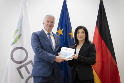 Katherina Reiche, Mathias Cormann, ?bergabe Wirtschaftsbericht-stock-foto