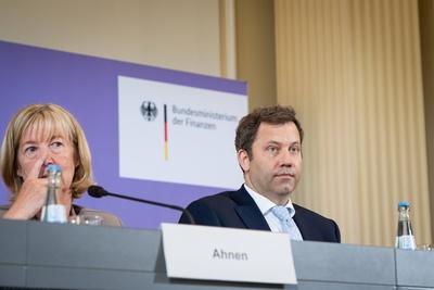 Lars Klingbeil, Bundesminister der Finanzen, bei der Pressekonferenz im Anschluss an die Sitzung des Stabilit?tsrates im Bundesfinanzministerium-stock-foto