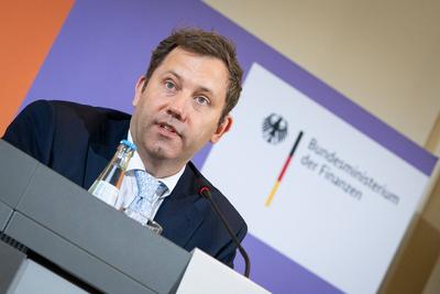 Lars Klingbeil, Bundesminister der Finanzen, bei der Pressekonferenz im Anschluss an die Sitzung des Stabilit?tsrates im Bundesfinanzministerium-stock-foto