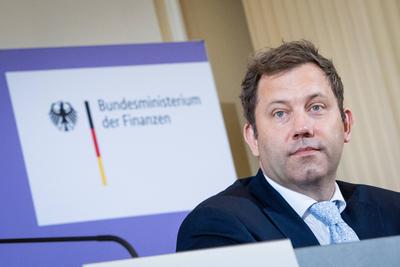 Lars Klingbeil, Bundesminister der Finanzen, bei der Pressekonferenz im Anschluss an die Sitzung des Stabilit?tsrates im Bundesfinanzministerium-stock-foto