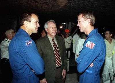KENNEDY SPACE CENTER, FLA. -- Shortly after the landing of Endeavour, NASA Administrator Daniel Goldin (center) talks wi-stock-foto