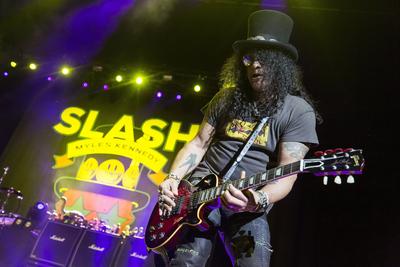 19/ Slash featuring Myles Kennedy and The Conspirators, Gitarrist Slash (Saul Hudson) live in der Berliner Verti Music H-stock-photo