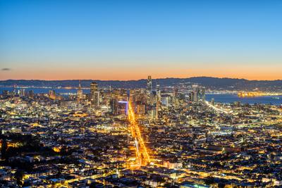 Die Skyline von San Francisco vor Sonnenaufgang Die Skyline von San Francisco mit Oakland im Hintergrund vor Sonnenaufga-stock-foto
