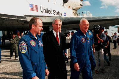 Charles Precourt, chief of the Astronaut office in Houston, and Daniel Goldin, NASA administrator, welcome back to Earth-stock-foto