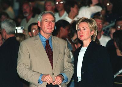 NASA Administrator Daniel Goldin and First Lady Hillary Rodham Clinton are among the spectators at the Banana Creek view-stock-foto