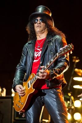 Bildnummer: 58660640  Datum: 16.06.2012  Copyright: imago/ManngoldDer britische Gitarrist Slash ( eigentlich Saul Hudson ) w?hrend eines Konzerts am Samstag, 16. Juni 2012, in Sulingen ( Niedersachsen ). Slash - Saul Hudson - in Sulingen People Kultur Musik Aktion xns x0x 2012 hoch Aufmacher 2012 Band B?hne Concert hoch Hochformat Konzert Konzerte Kultur live Mikrofon Music Musik Musiker  58660640 Date 16 06 2012 Copyright Imago Manngold the British Guitarist Slash actually Saul Hudson during a Concert at Saturday 16 June 2012 in Sulingen Lower Saxony Slash Saul Hudson in Sulingen Celebrities Culture Music Action shot xns x0x 2012 vertical Highlight 2012 Tie Stage Concert vertical Portrait Concert Concerts Culture Live Microphone Music Music Musician-stock-photo