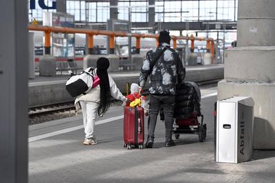 Streik am Freitag , 21.04.2023 am Hauptbahnhof in Muenchen: EVG legt fuer mehrere Stunden Bahnverkehr lahm. Familie,Flue-stock-photo