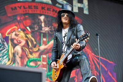 Bildnummer: 58660638  Datum: 11.06.2012  Copyright: imago/ManngoldDer britische Gitarrist Slash ( eigentlich Saul Hudson ) w?hrend eines Konzerts am Montag, 11. Juni 2012, in M?nchengladbach. Slash - Saul Hudson - in M?nchengladbach People Kultur Musik Aktion xns x0x 2012 quer Aufmacher 2012 Band B?hne Concert horizontal Konzert Konzerte Kultur live Mikrofon Music Musik Musiker quer Querformat  58660638 Date 11 06 2012 Copyright Imago Manngold the British Guitarist Slash actually Saul Hudson during a Concert at Monday 11 June 2012 in Moenchengladbach Slash Saul Hudson in Moenchengladbach Celebrities Culture Music Action shot xns x0x 2012 horizontal Highlight 2012 Tie Stage Concert horizontally Concert Concerts Culture Live Microphone Music Music Musician horizontal Landscape-stock-photo