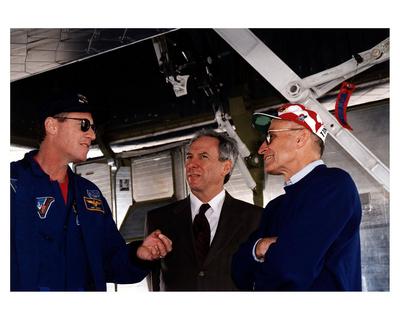 KENNEDY SPACE CENTER, FLA. -- NASA Administrator Daniel S. Goldin (center) and KSC Director of Shuttle Operations Robert-stock-foto