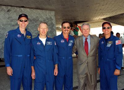 KENNEDY SPACE CENTER, Fla. - Following the landing of mission STS-105, the crew poses with NASA Administrator Daniel Gol-stock-foto