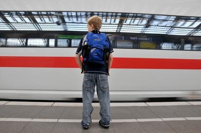Alleinreisender Junge warten auf Zug im Kšlner Hauptbahnhof Copyright JOKER WalterxG xAllgoewer JO-stock-foto