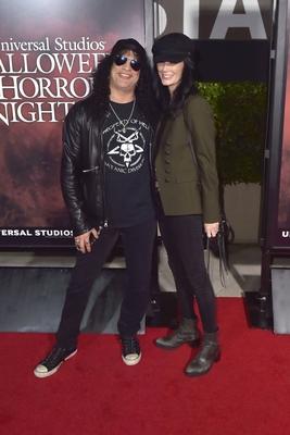Slash Guns n Roses mit Freundin Meegan Hodges bei der Er?ffnung der Halloween Horror Nights in den-stock-foto