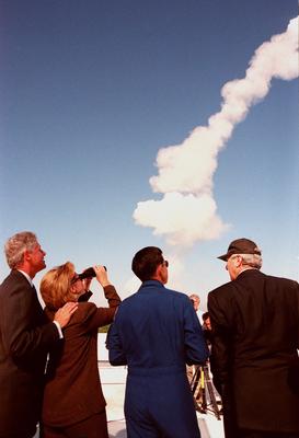 Watching a successful launch of Space Shuttle Discovery from the roof of the Launch Control Center are (left to right) U-stock-foto