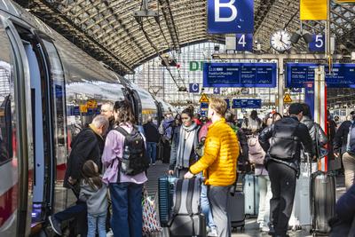 Hauptbahnhof K?ln mmit ICE. Bahnsteighalle mit Bahnsteig und Reisenden. // 10.03.2025: K?ln, Nordrhein-Westfalen, NRW, D-stock-foto
