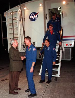 KENNEDY SPACE CENTER, FLA. -- Following a successful landing, the crew of Endeavour exit the Crew Transport Vehicle and-stock-foto