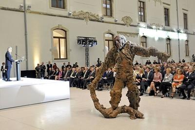 Bildnummer: 54157696  Datum: 19.06.2010  Copyright: imago/STAR-MEDIALichthof im Neuen Albertinum Dresden. Skulptur Berserker der Bildhauerin Stella Hamberg anl??lich des Festaktes zur Wiederer?ffnung 19.06.2010 im Lichthof des Neuen Albertinums. Kultur GER Er?ffnung Wiederer?ffnung Albertinum kbdig xcb 2010 quer 2010 Albertinum Ausstellung Ausstellungen Bauwerk Bauwerke Besucher Bildende Kunst Deutschland Dresden Geb?ude innen Innenansicht Kultur Kunst Kunstmuseum Museen Museum Person Personen Plastik Plastiken quer Querformat Sachsen Skulptur Skulpturen Staatliche Kunstsammlung Staatliche Kunstsammlungen Statue Statuen  o0 ObjekteBildnummer 54157696 Date 19 06 2010 Copyright Imago Star Media Atrium in New Albertinum Dresden Sculpture Berserker the Sculptor Stella  during the Ceremony to Reopening 19 06 2010 in Atrium the New Albertinum Culture ger Opening Reopening Albertinum Kbdig  2010 horizontal 2010 Albertinum Exhibition Exhibitions Building Structures Visitors Fine Art Germany Dresden Building indoors Interior view Culture Art Art Museum Museums Museum Person People Plastic Sculptures horizontal Landscape Saxony Sculpture Sculptures State Art collection State Art collections Statue Statues o0 Objects-stock-photo